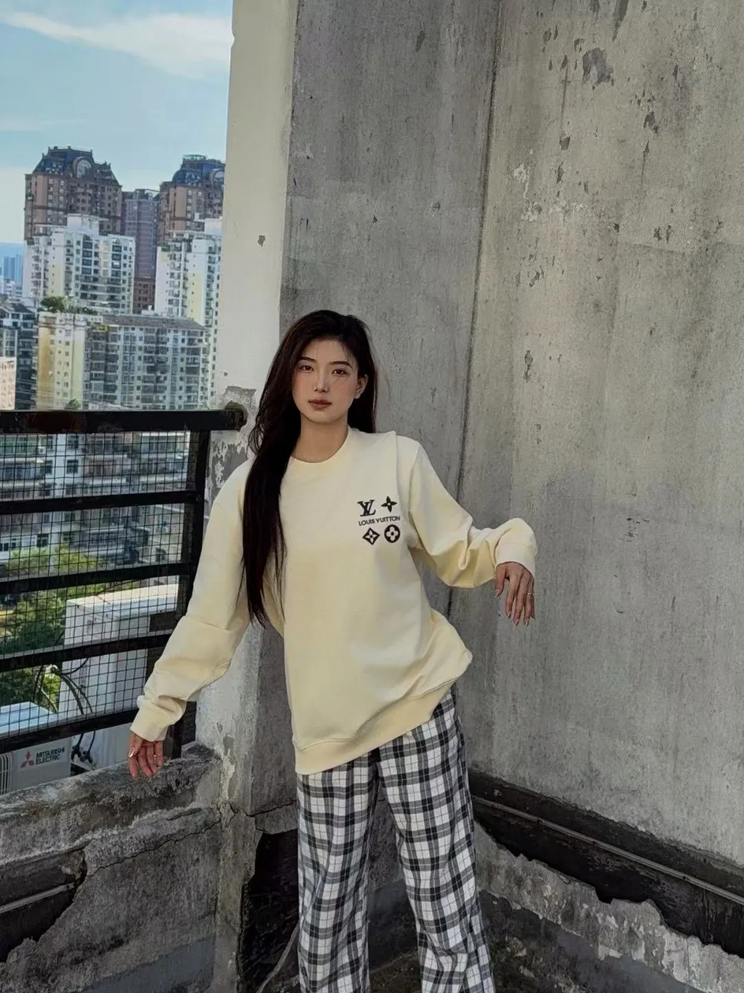 Louis Vuitton/Louis Vuitton 25Fw chest four-flower embroidery crew neck sweatshirt
